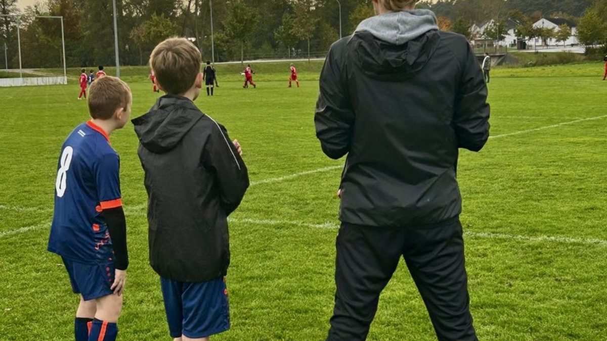 Wie viel muss jedes Kind spielen? Die Bank-Frage im Jugendfußball